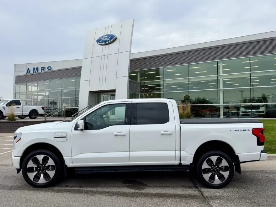 2022 Ford F-150 Lightning Platinum photo 1