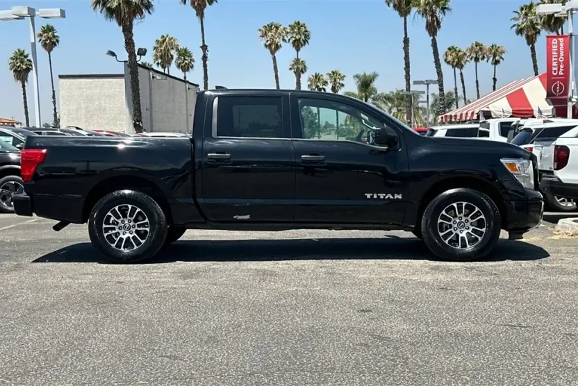 2023 Nissan Titan SV photo 1