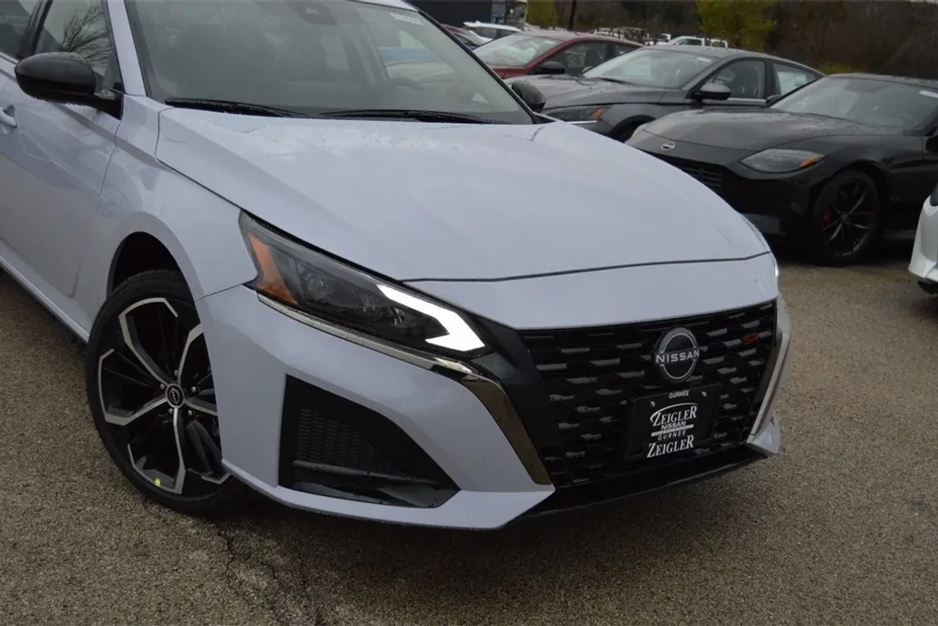 2025 Nissan Altima SR photo 1