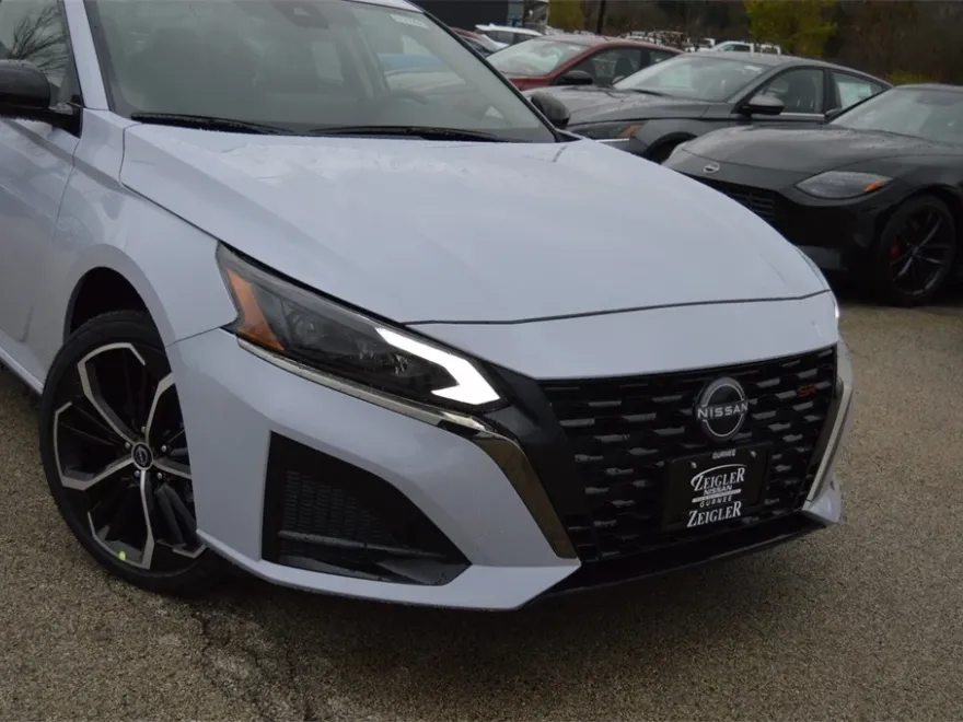 2025 Nissan Altima SR photo 1