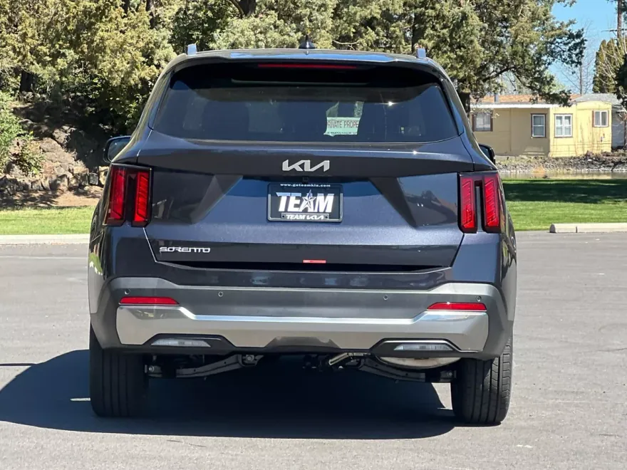 2025 Kia Sorento S photo 1