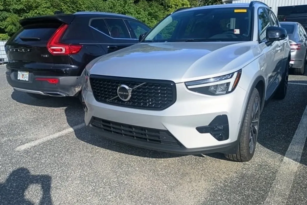 2025 Volvo XC40 AWD Plus photo 1