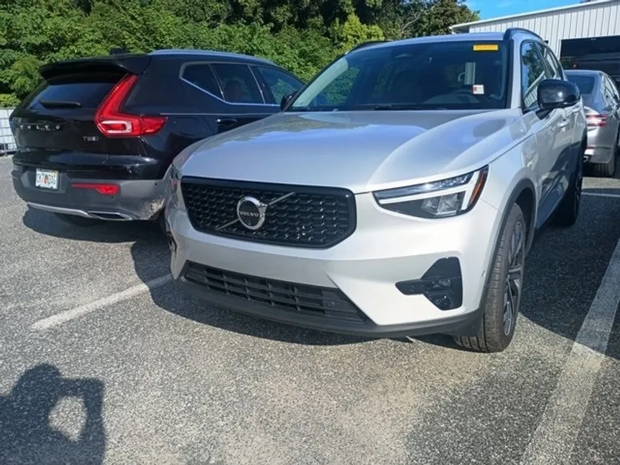 2025 Volvo XC40 AWD Plus photo 1