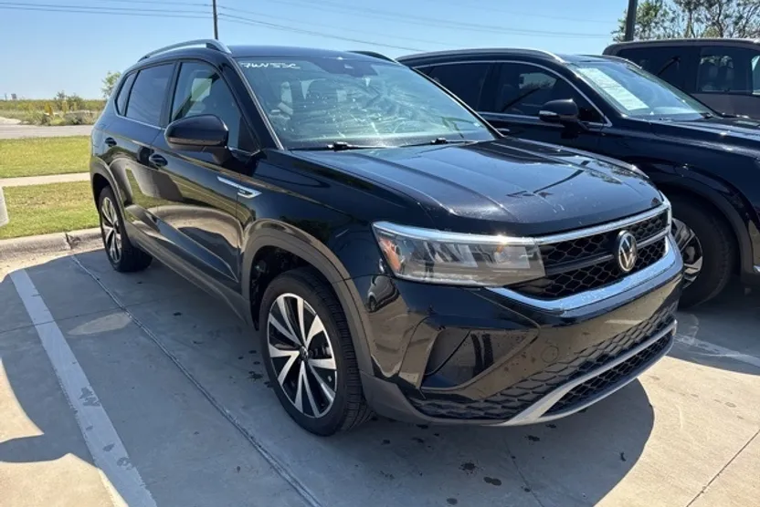 2023 Volkswagen Taos SE photo 1