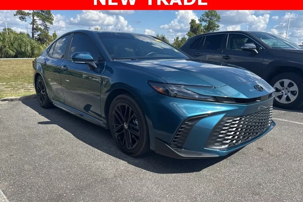2025 Toyota Camry SE photo 1