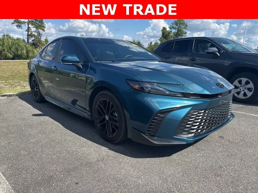2025 Toyota Camry SE photo 1