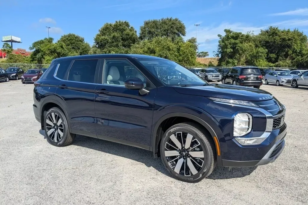 2025 Mitsubishi Outlander SE photo 1