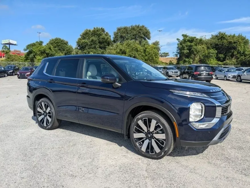 2025 Mitsubishi Outlander SE photo 1