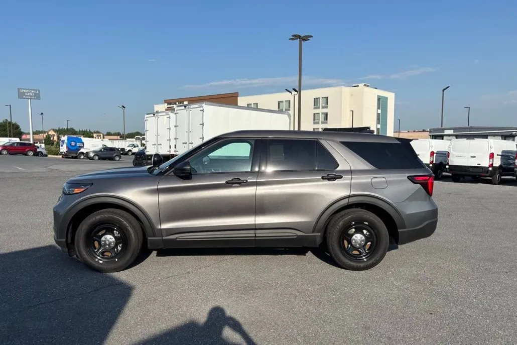 2025 Ford Explorer photo 1