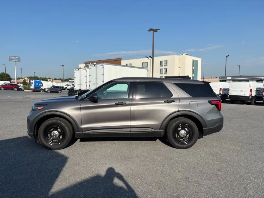 2025 Ford Explorer photo 1