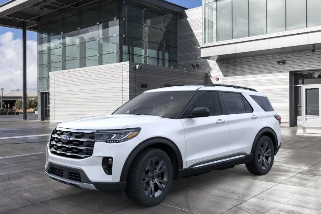 2025 Ford Explorer photo 1