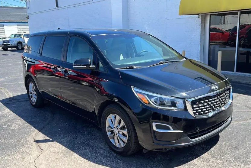 2019 Kia Sedona LX photo 1