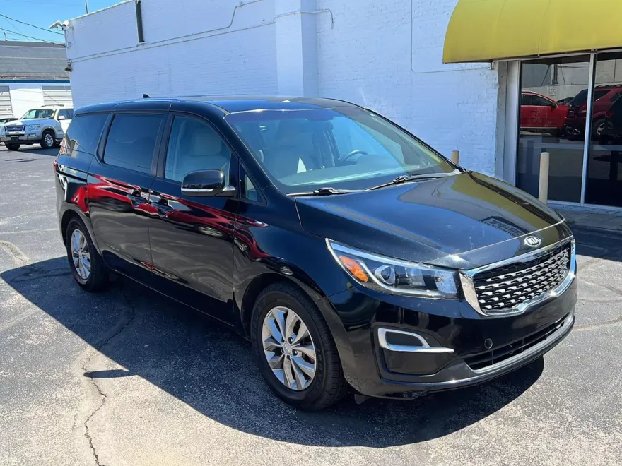 2019 Kia Sedona LX photo 1
