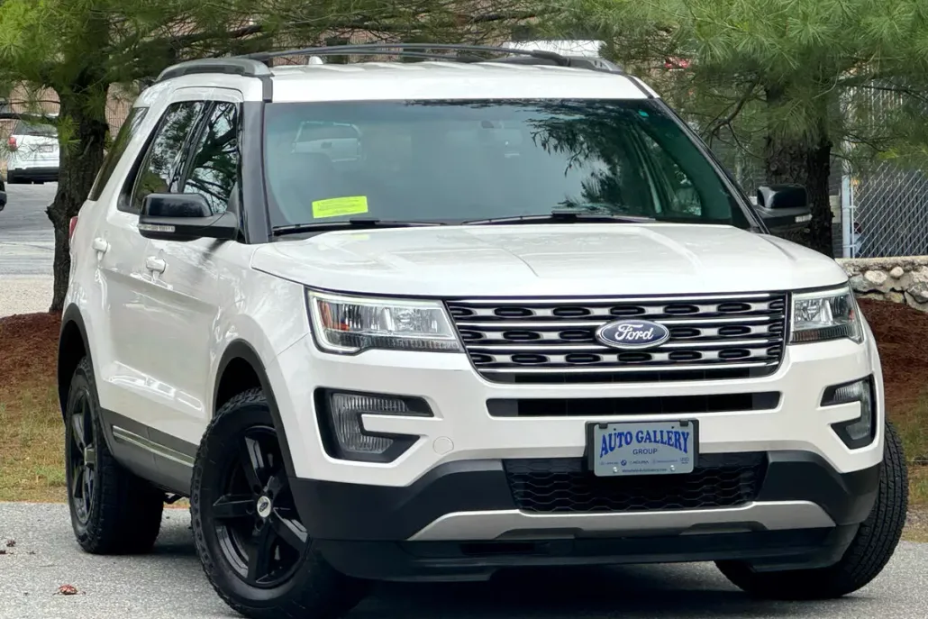 2017 Ford Explorer XLT photo 1