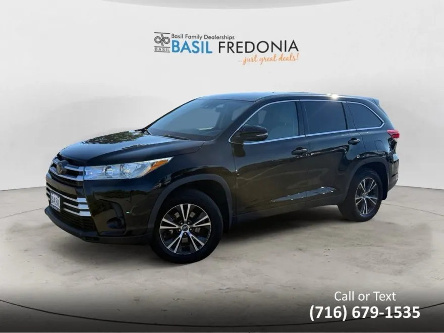 2019 Toyota Highlander LE photo 1