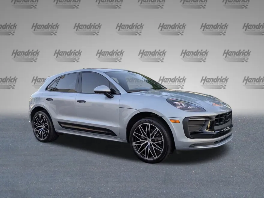2023 Porsche Macan T photo 1