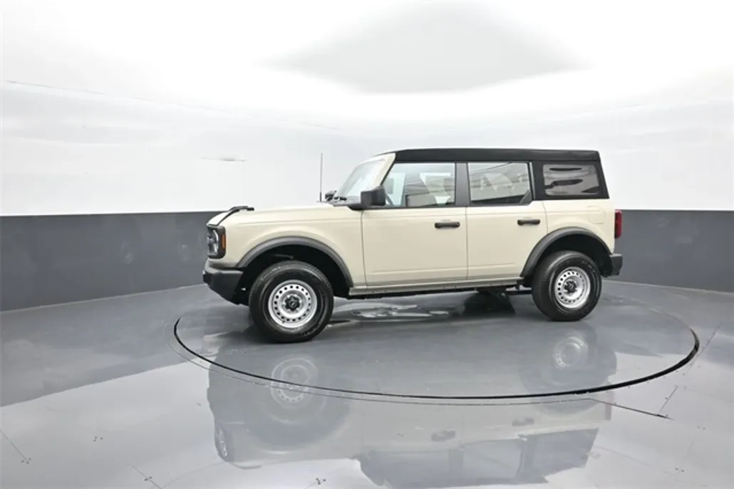 2025 Ford Bronco Base photo 1