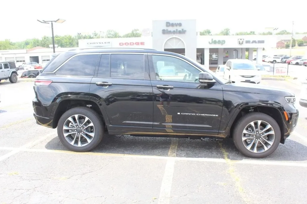 2023 Jeep Cherokee 4xe Overland photo 1
