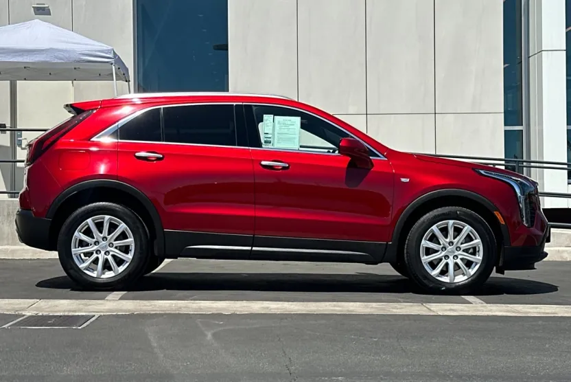 2023 Cadillac XT4 Luxury photo 1