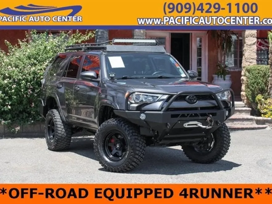 2018 Toyota 4Runner SR5 photo 1