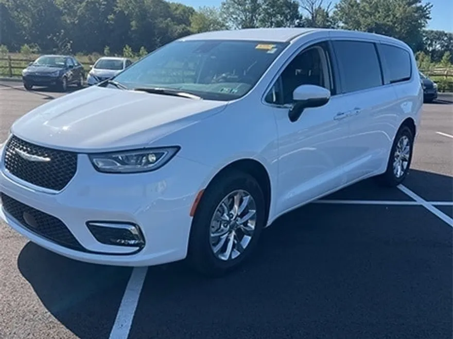 2023 Chrysler Pacifica Touring L photo 1