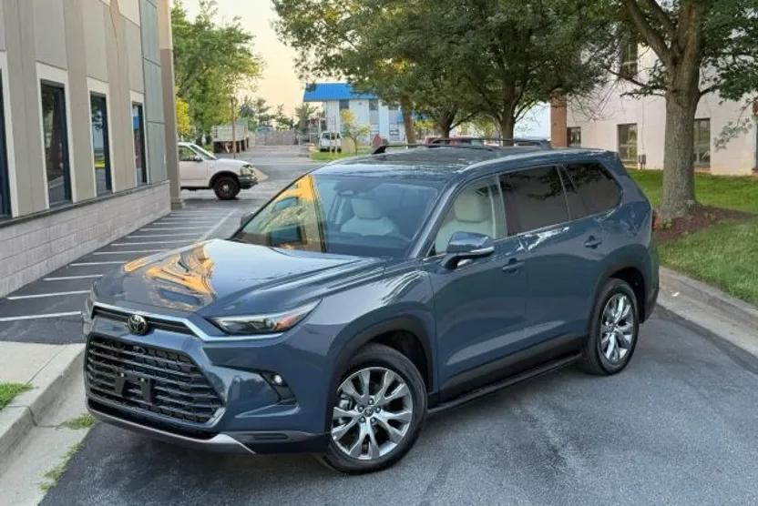 2016 Toyota Highlander LE Plus Sport photo 1