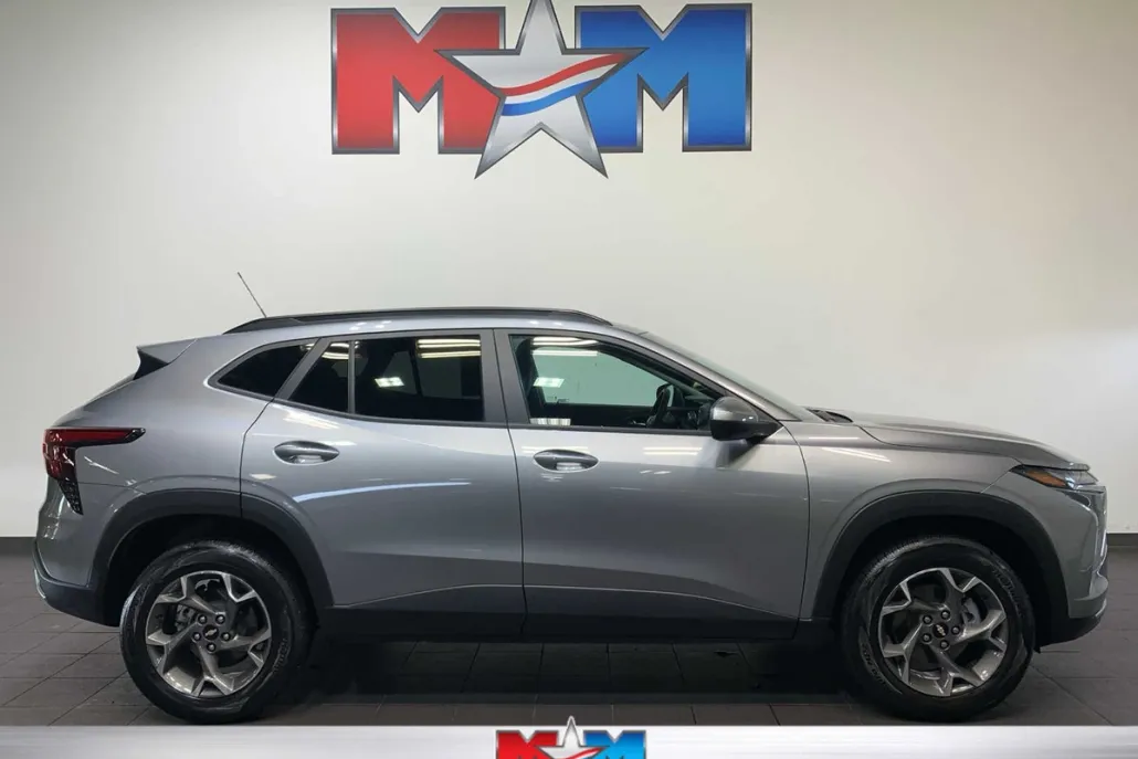 2024 Chevrolet Trax LT photo 1