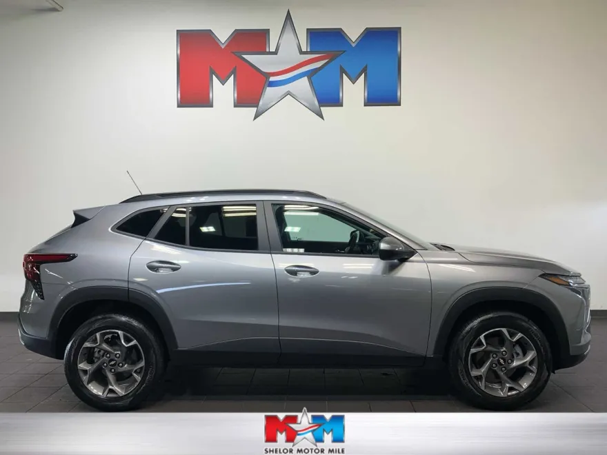 2024 Chevrolet Trax LT photo 1