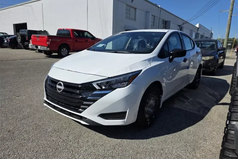 2025 Nissan Versa 1.6 S photo 1