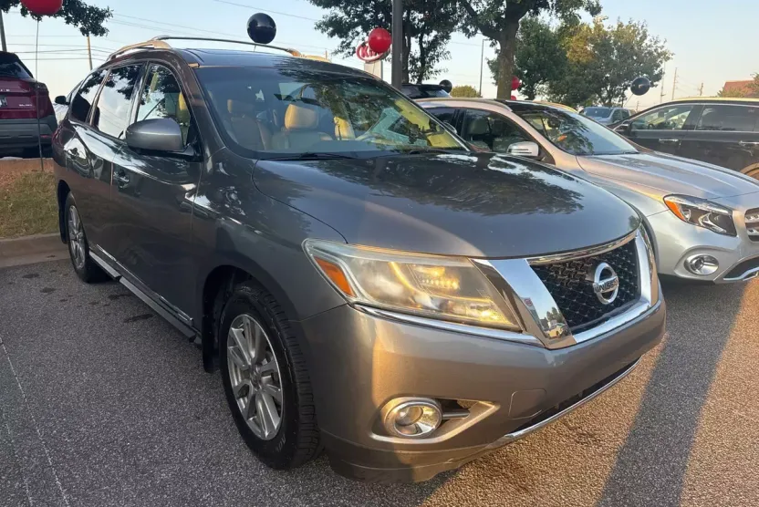 2015 Nissan Pathfinder SL photo 1