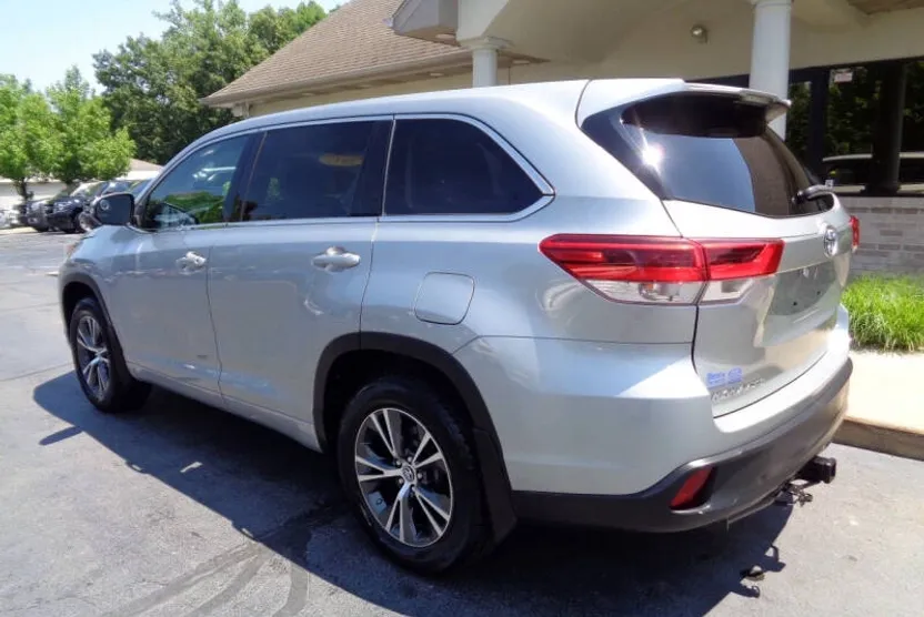 2017 Toyota Highlander LE photo 1
