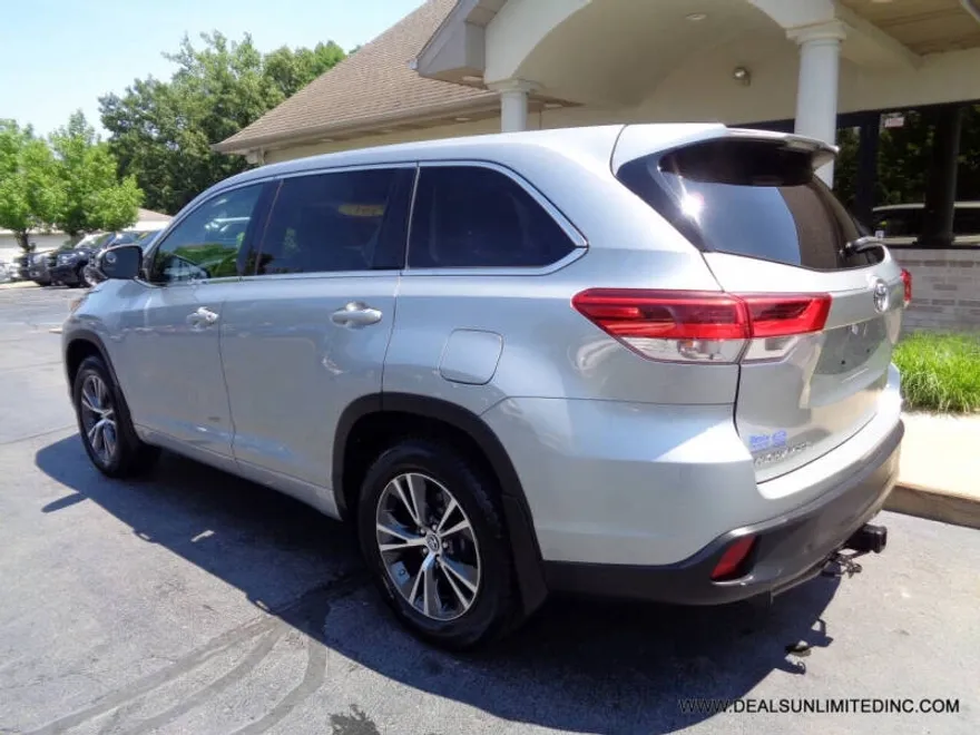 2017 Toyota Highlander LE photo 1