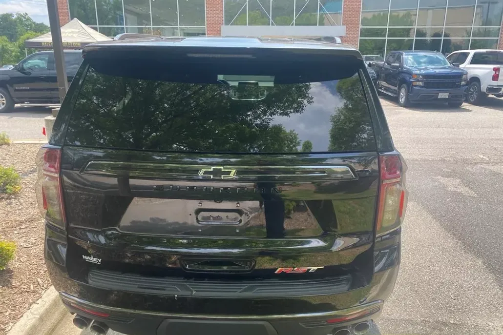 2022 Chevrolet Suburban RST photo 1