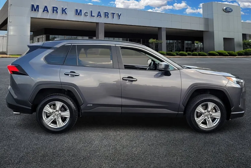 2024 Toyota RAV4 Hybrid LE photo 1