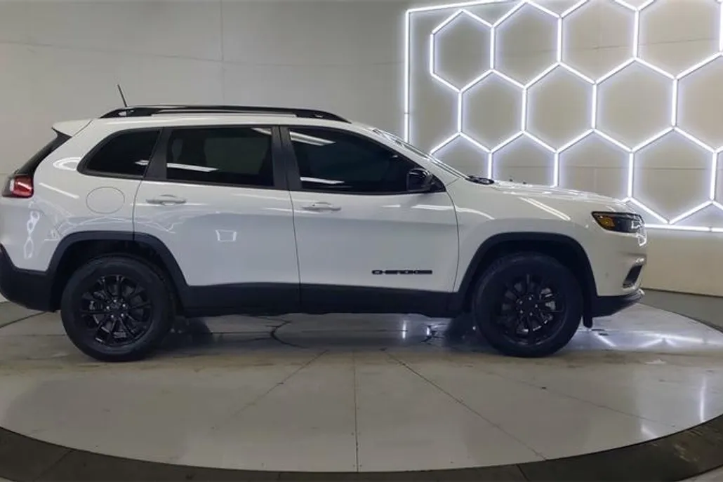 2023 Jeep Cherokee Altitude photo 1