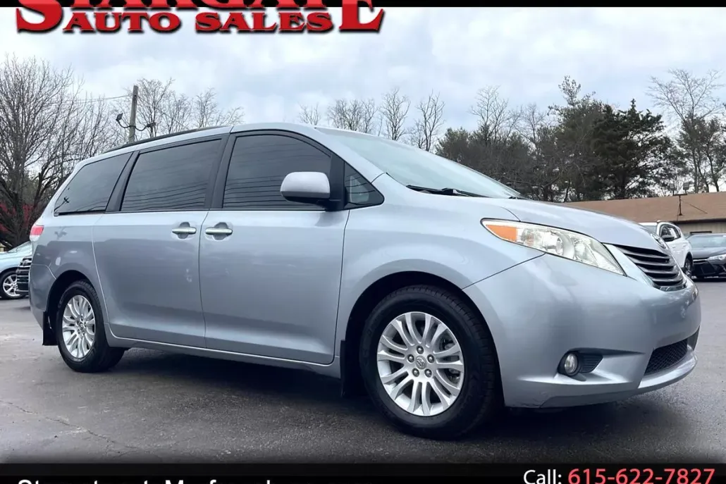 2013 Toyota Sienna XLE photo 1