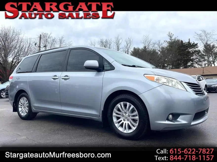 2013 Toyota Sienna XLE photo 1