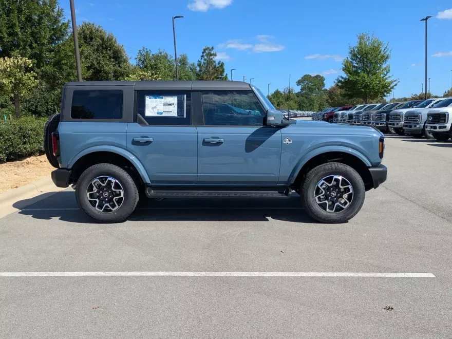 2025 Ford Bronco Outer Banks photo 1