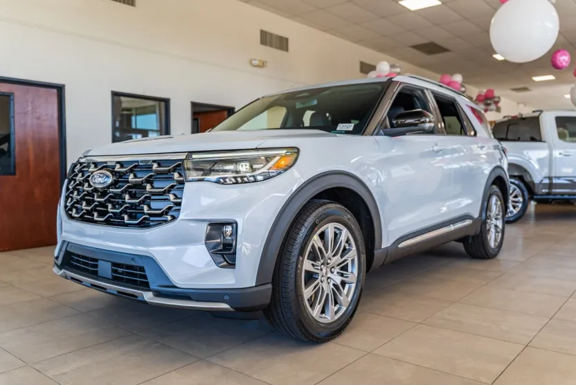 2025 Ford Explorer Platinum photo 1
