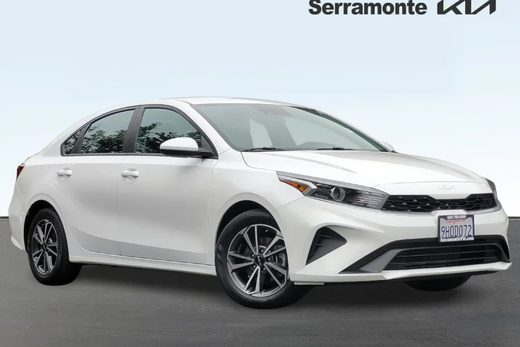 2023 Kia Forte LXS photo 1