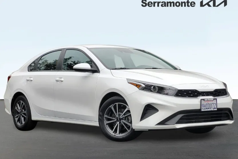2023 Kia Forte LXS photo 1
