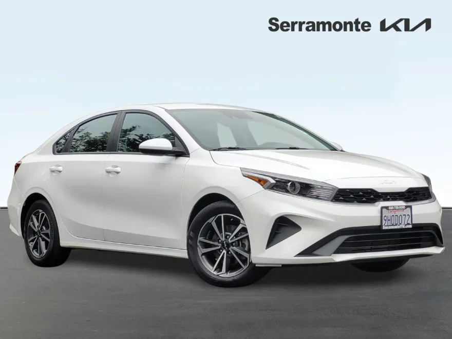2023 Kia Forte LXS photo 1