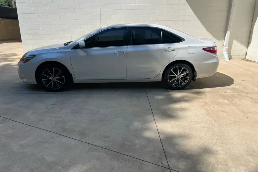 2017 Toyota Camry SE photo 1