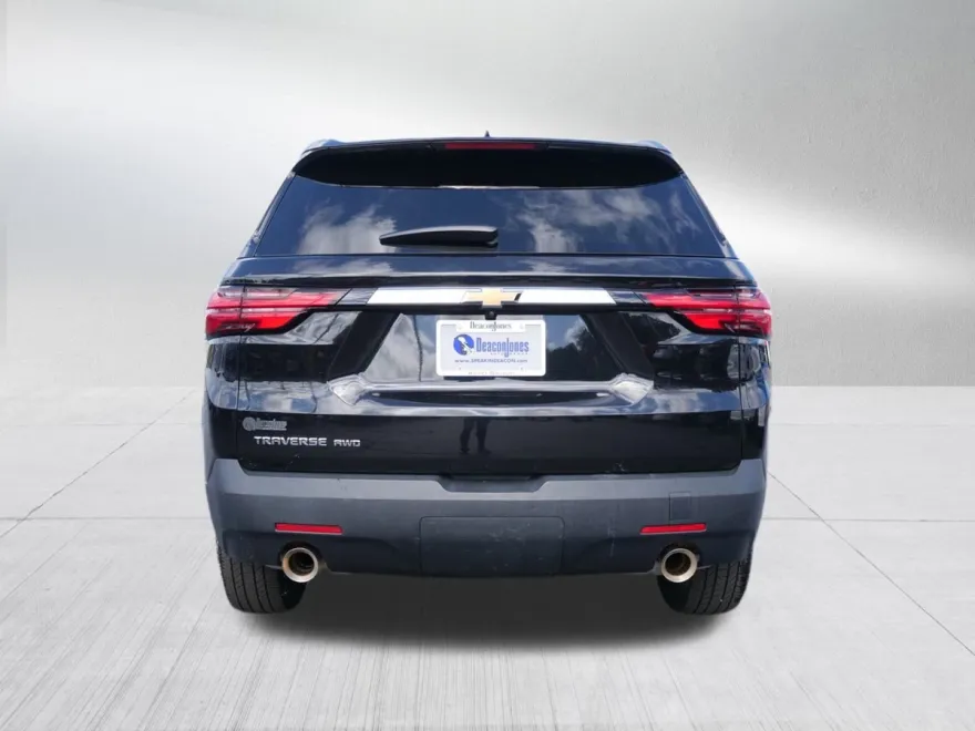 2022 Chevrolet Traverse LS photo 1