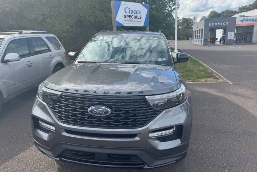 2022 Ford Explorer ST-Line photo 1