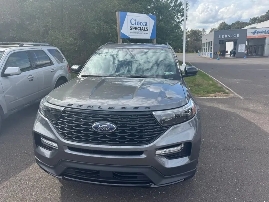 2022 Ford Explorer ST-Line photo 1