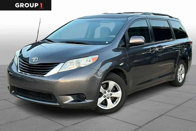 2013 Toyota Sienna LE photo 1