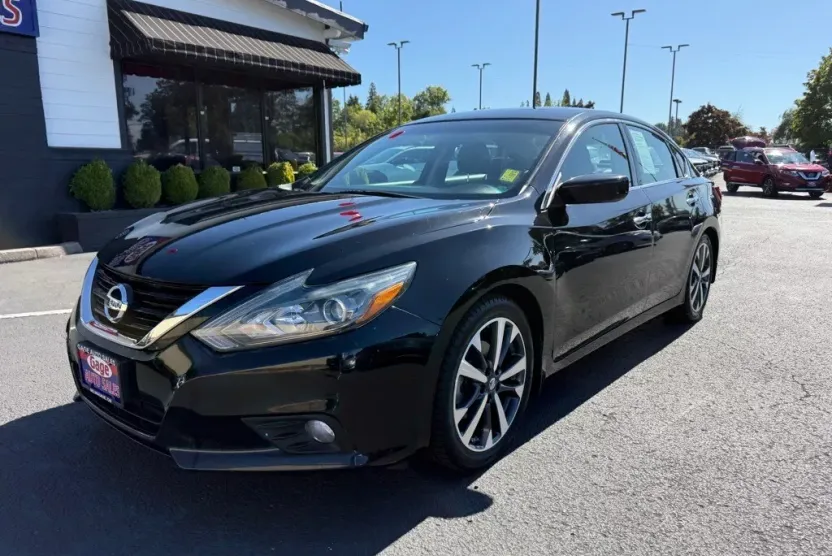 2017 Nissan Altima 2.5 SR photo 1