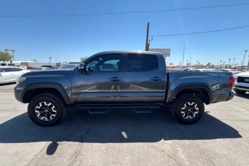 2019 Toyota Tacoma TRD Off-Road photo 1