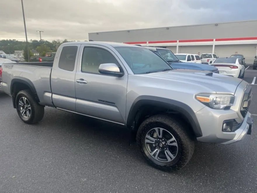 2017 Toyota Tacoma TRD Sport photo 1
